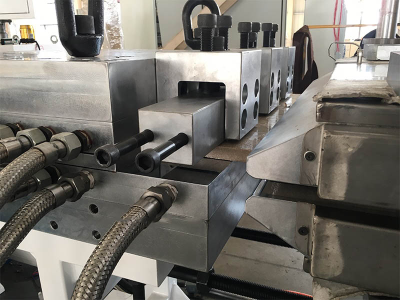 PEEK extruder